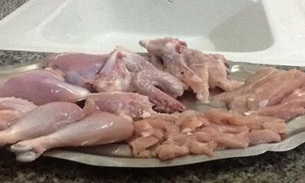 الخطوات الصحيحة لتنضيف الدجاج و التخلص من رائحتة، تقطيعه و الحتفاض به في المجمد
