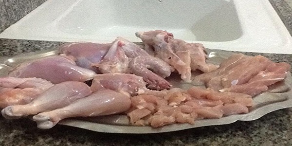 الخطوات الصحيحة لتنضيف الدجاج و التخلص من رائحتة، تقطيعه و الحتفاض به في المجمد