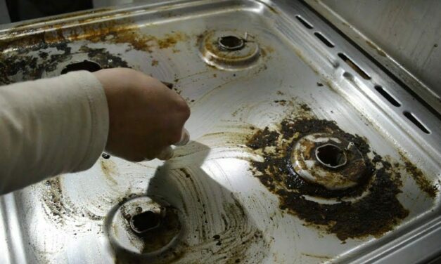 خميرة الحلويات والخل لتنضيف غاز من أصعب الحروق والدهون