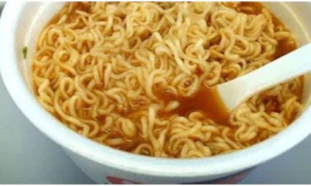 وداعا لشراء الاندومى عملنا عجينته وبهاراته وتسويته فى البيت