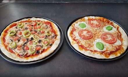 طريقة عمل البيتزا الايطالية مع العجينة وصوص بيتزا خطوة بخطوة