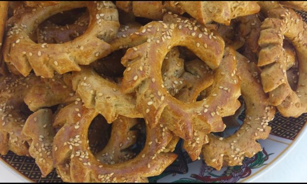 الكعك مقرمش و لذيذ مع الشاي ويعطي كمية وفيرة