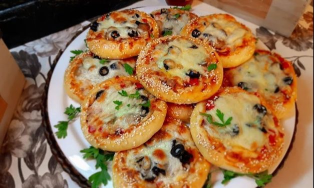 فطائر البيتزاء بعجينه مميزه مع طريقه تشكيل مميزه