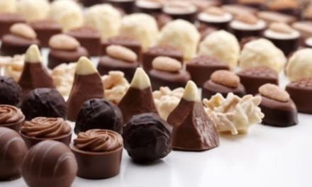 الطريقة الصحيحة لصناعة الشوكولاتة في المنزل
