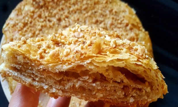 مسمن في الفرن باللوز والكوك هشيش مقرمش