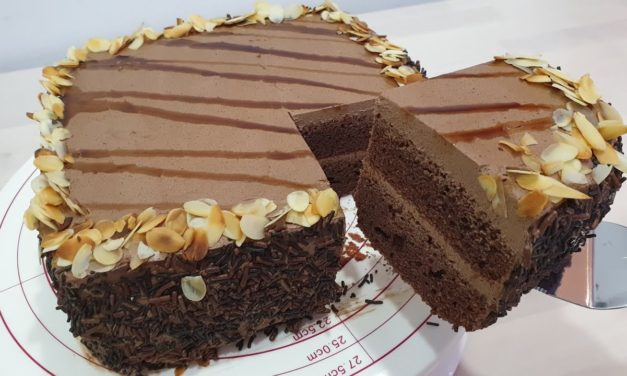 كيكة 2 بيضات سريعة في الخلاط تذوب في الفم