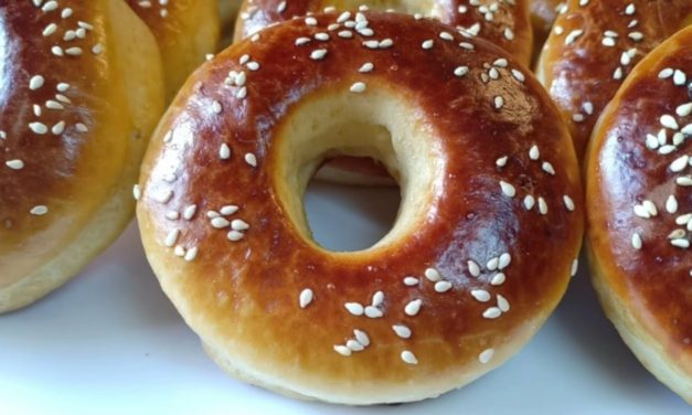 كعك خفيف و لذيذ جدا مكونات بسيطة و طريقة عمل جد سهلة