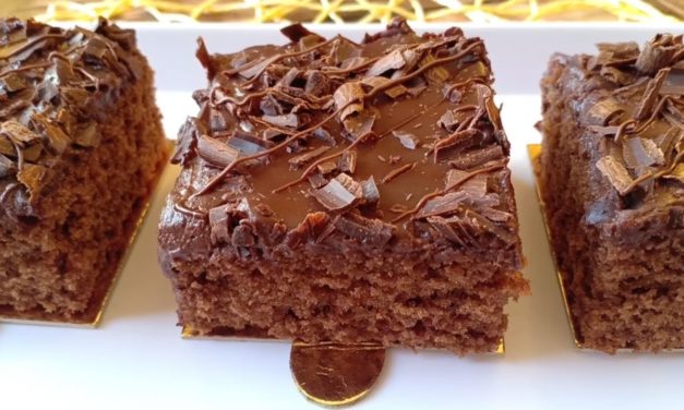 ب 2 بيضات عملت احلى كيكة بصلصة الشكولاطة