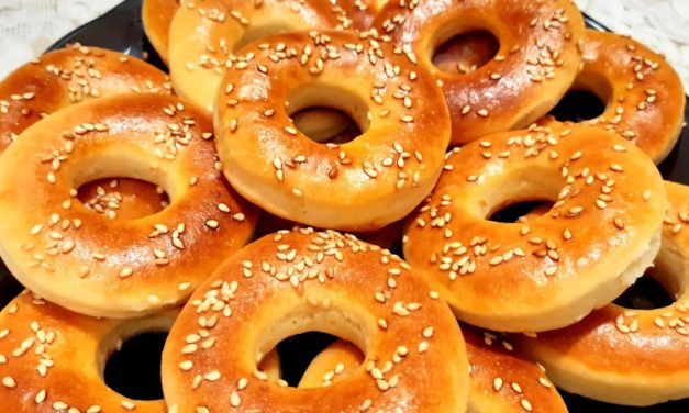 كحك الحليب الهش الطري بمكونات بسيطة من بيتك للفطار!