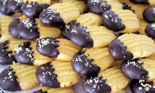 الحلوى خفيفة هشيشة ولذيذة ومكوناتها موجودة في كل بيت