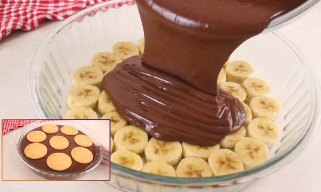 اسكبي هذا الخليط على الموز و ضعيه في البراد