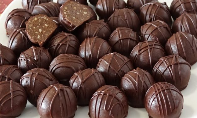 كرات البسكويت والشوكولاتة ب3 مكونات احلى ضيافة مع فنجان قهوى