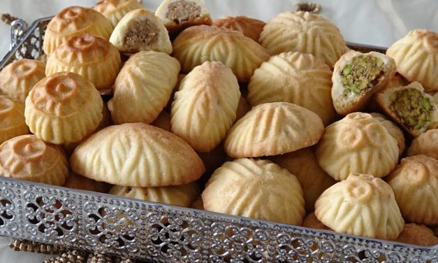 معمول بطحين محشي بالفستق الحلبي والجوز هش يذوب بالفم