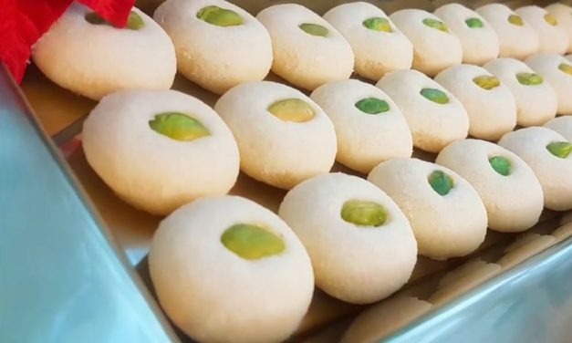 الغريبة بطريقة جدا سهلة ومع أهم الملاحظات لنجاحها وبطعم أكتر من رائع وناعمه وتذوب بالفم