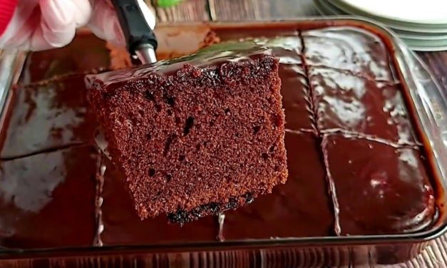 كيكة الشكولاطة بالماء المغلي خفيفة اسفنجية بالخلاط وبدون حليب