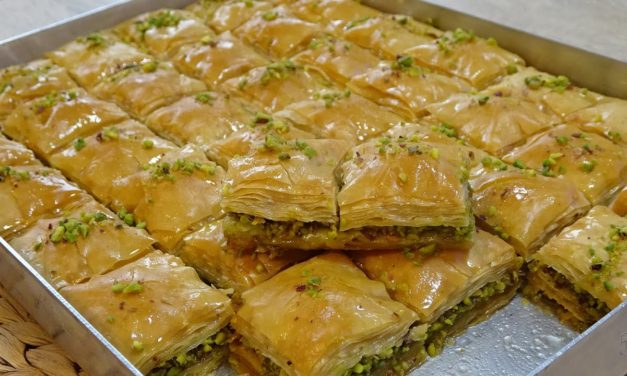 صينية بقلاوة بعجينة منزلية بكل سهولة بطبقات مقرمشة وذهبية