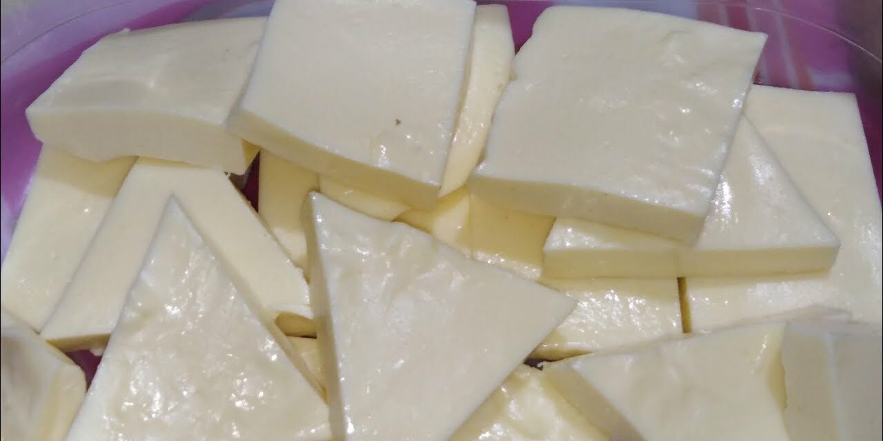 تحضير الجبنة كيرى من 4 قطع جبنة مثلثات وكوب حليب 