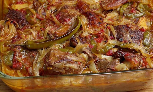 طاجن لحم بالبصل المحمر طعم ولون ورائحة تشهي 