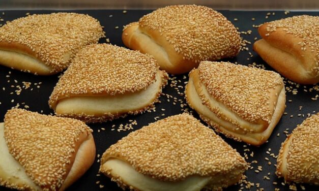 فطائر الجيب بالسمسم بعجينة مثل القطن وشكل مشهي جدا