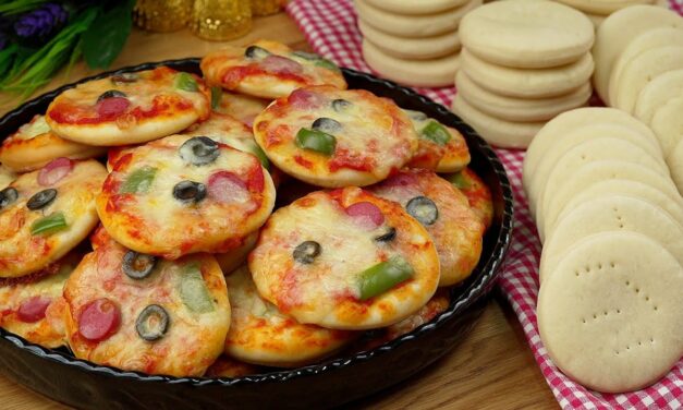 ميني بيتزا بانجح واسهل عجينة مع صوص البيتزا وطريقة تفريزها