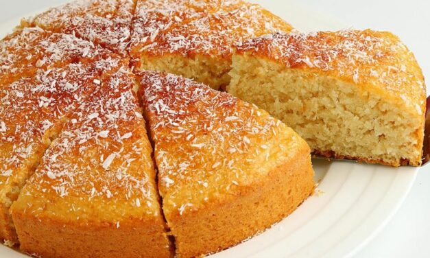 كيكة جوز الهند الاسفنجية وبحجم عائلي ب 2 بيضة فقط وبدون خلاط