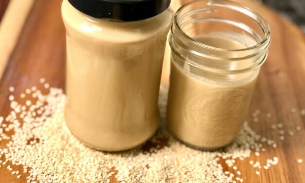 عملت كيلو طحينة خام بدون دقيق بدون مطحنة . بكوب سمسم واحد وإضافة معلقتين من مكون سرى