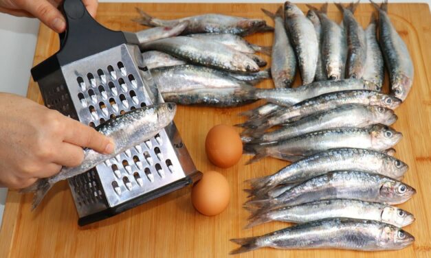 ندمت لي كنت نحضر السردين بالطريقة العادية , حكيه في الحكاكة وحضريه بطريقة لن تخطر على بالك