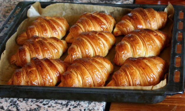 كرواسون كما في المخابز طريقة تحضيرها في المنزل