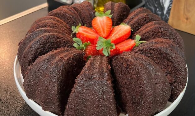 كيكة الكاكاو بصلصة الشكولاتة