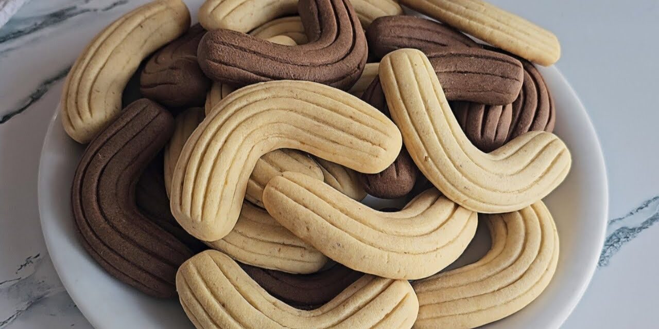 نوعان من كعك الجوز اللذيذ