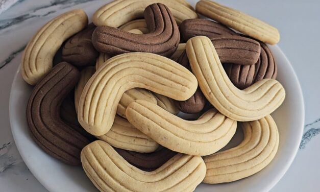 نوعان من كعك الجوز اللذيذ