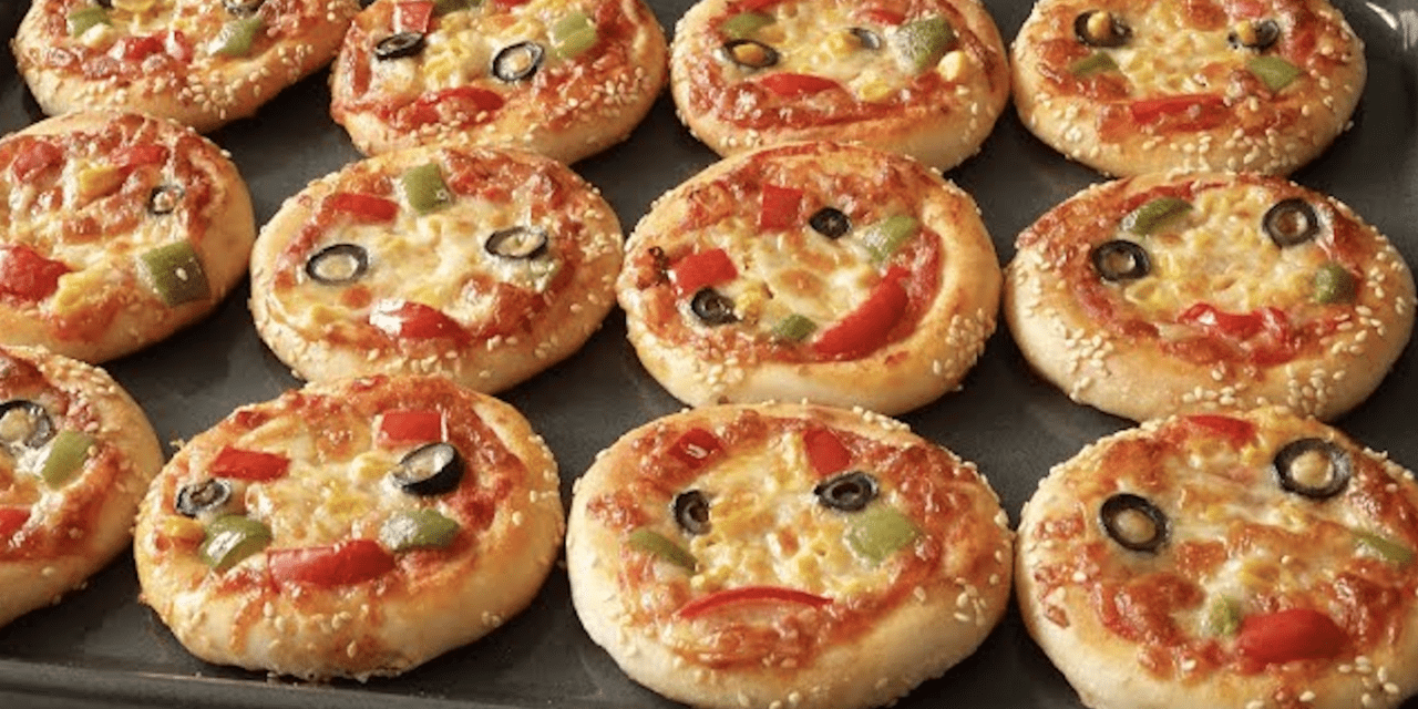 ميني بيتزا بعجينة هشة مع صوص البيتزا