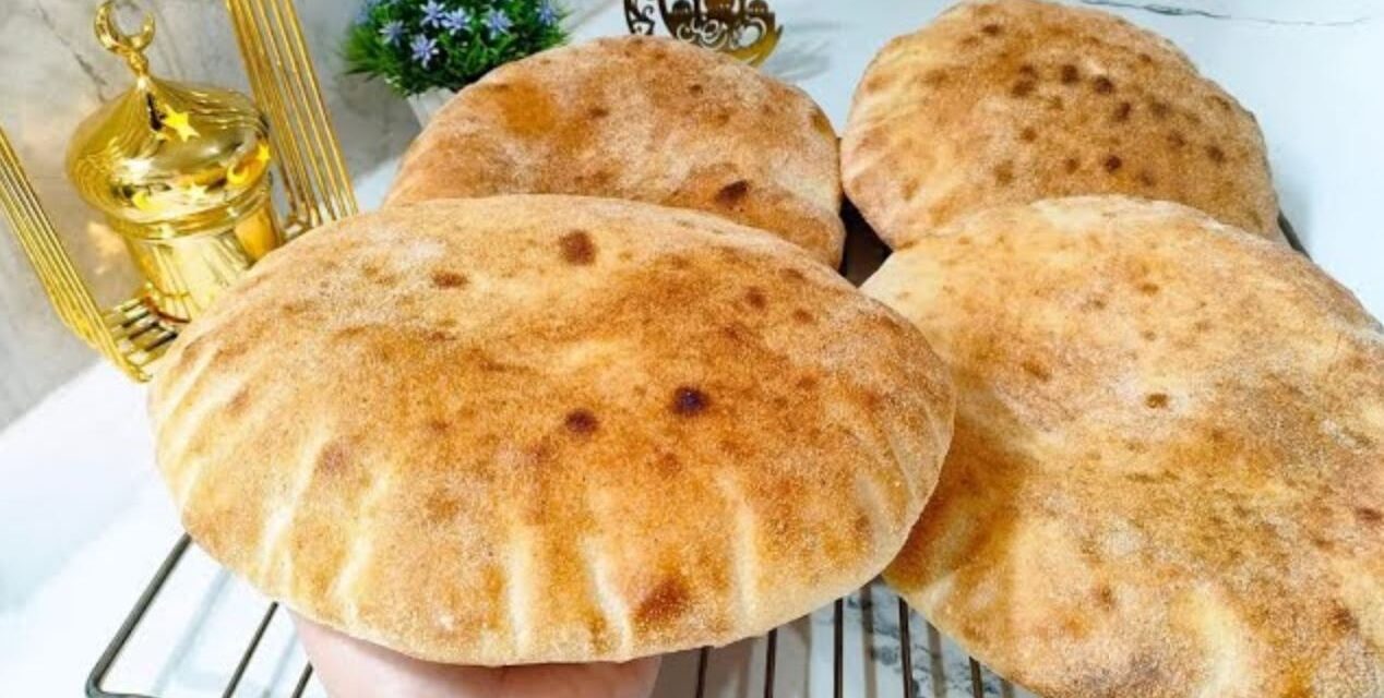 خبز المنفوخ فارغ من الداخل وسهل