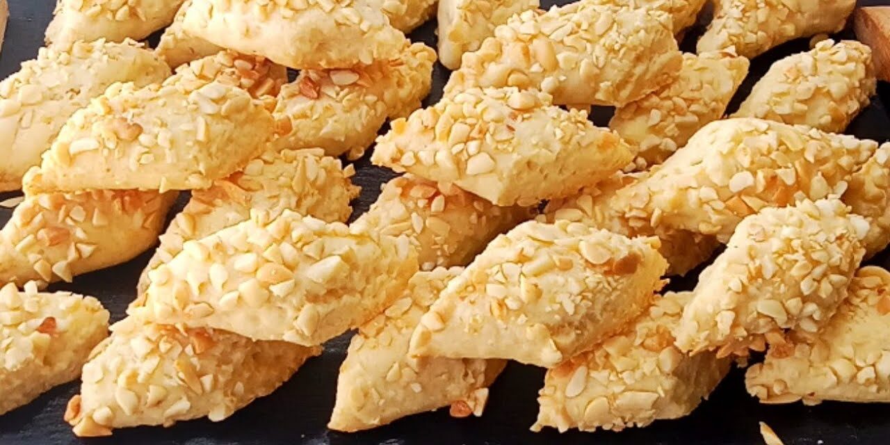 بدون سكر ولا بيض ولا زيت بثلاث مكونات فقط تدوب في الفم