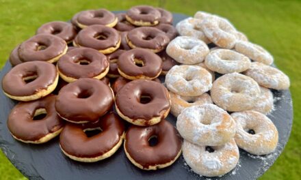 بسكويت البندق الذهبي بدون زبدة… هش وراقي في التقديم