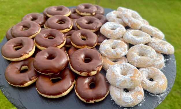 بسكويت البندق الذهبي بدون زبدة… هش وراقي في التقديم