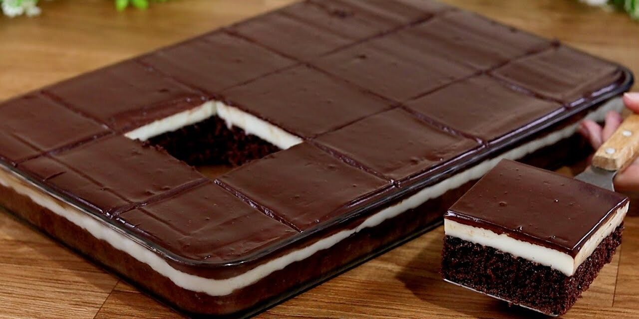 كيكة شوكولاتة بكريمة منزلية سهلة وسريعة في الخلاط