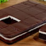 كيكة شوكولاتة بكريمة منزلية سهلة وسريعة في الخلاط