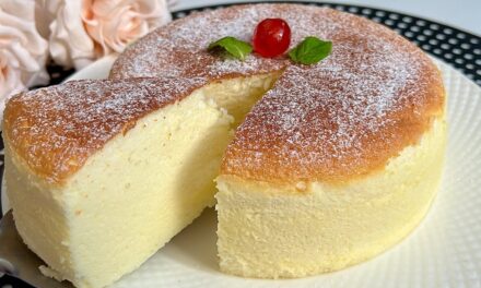 كيكة 5 دقائق بدون دقيق… خفيفة مثل القطن وناجحة من أول مرة