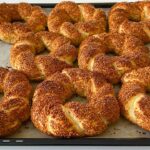 كعك السمسم الهشّ… طراوة من الداخل وقرمشة من الخارج