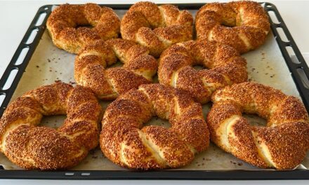 كعك السمسم الهشّ… طراوة من الداخل وقرمشة من الخارج