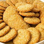 كعك الأفران بالسمسم بدون بيض ولا زبدة بطريقة سهلة ونتيجة رائعة