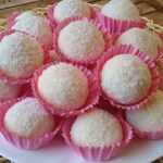 كرات محشية بجوز الهند بكمية وفيرة وطريقة ناجحة