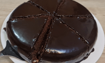 كيكة الشوكولاتة بدون بيض ولا حليب.. هشة ولذيذة