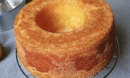 كيكة الليمون الهشة بمقادير مضبوطة وطعم لا يُقاوم