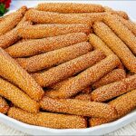 أصابع السمسم المقرمشة… بدون بيض ولا حليب، هشة ولذيذة أحلى من البسكوت!